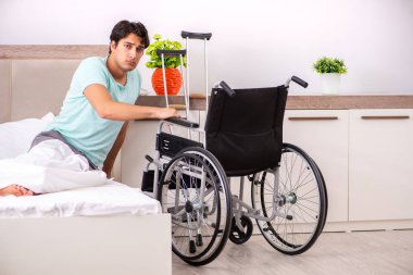 Genç yakışıklı engelli adam evde iyileşiyor. 