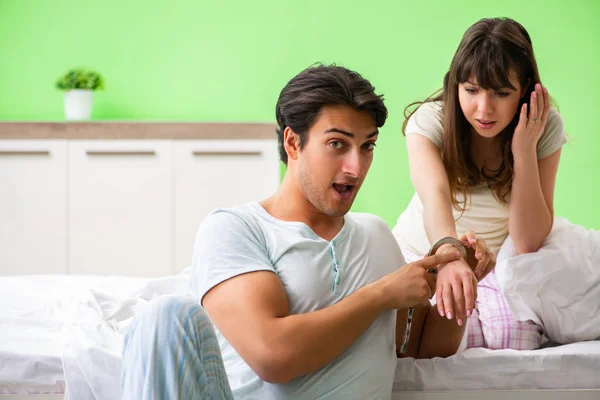 Homme suggérant femme de jouer à des jeux sexuels avec des menottes — Photo