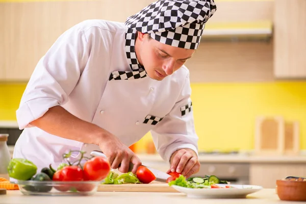 Jeune cuisinier professionnel préparant la salade à la cuisine — Photo