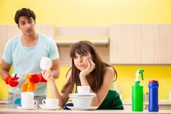 Jovem casal trabalhando na cozinha — Fotografia de Stock