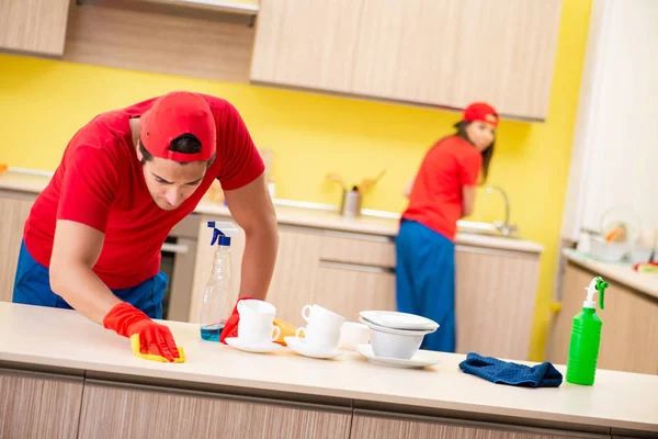 Úklid profesionálních dodavatelů pracujících v kuchyni — Stock fotografie