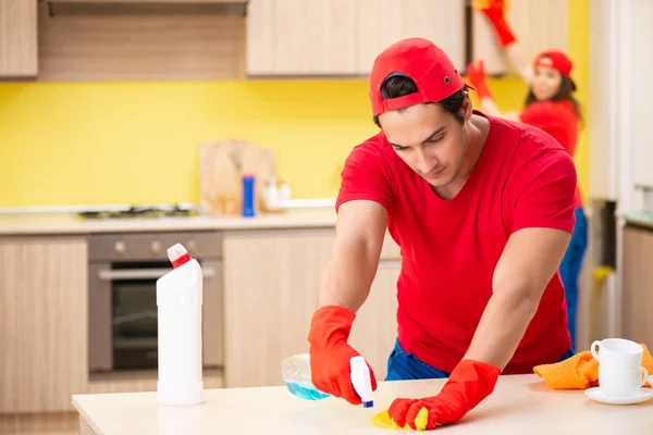 Pulizia appaltatori professionisti che lavorano in cucina — Foto Stock