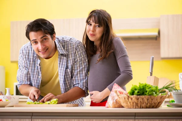 男人和孕妇在厨房里准备沙拉 — 图库照片