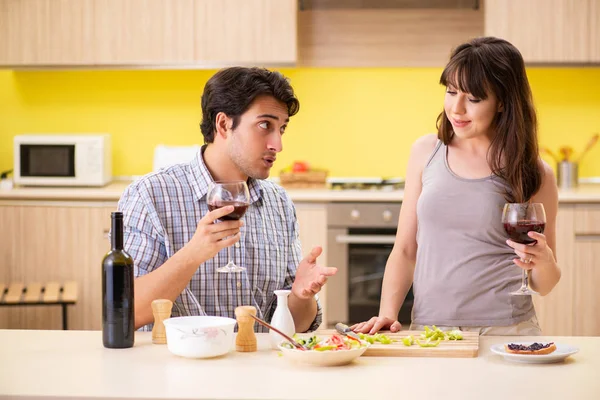 Casal jovem celebrando aniversário de casamento na cozinha — Fotografia de Stock