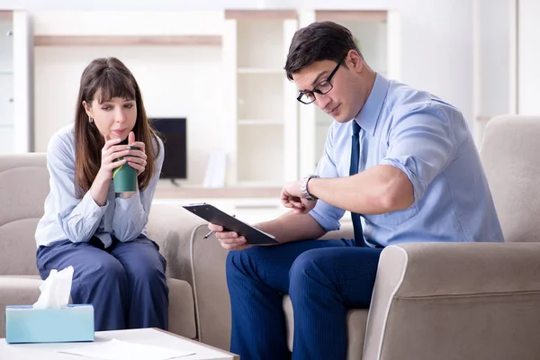 Jonge vrouw bezoekt mannelijke psycholoog voor niet wederkerige liefde — Stockfoto