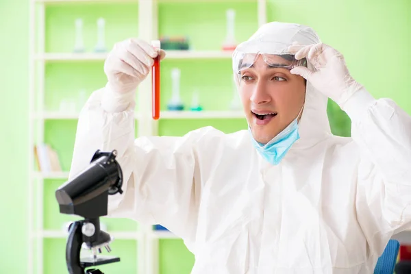 Doctor haciendo análisis de sangre en el laboratorio — Foto de Stock