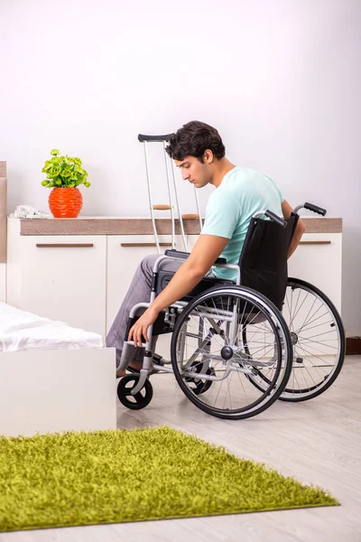 Молодий красивий інвалідний чоловік відновлюється вдома — стокове фото
