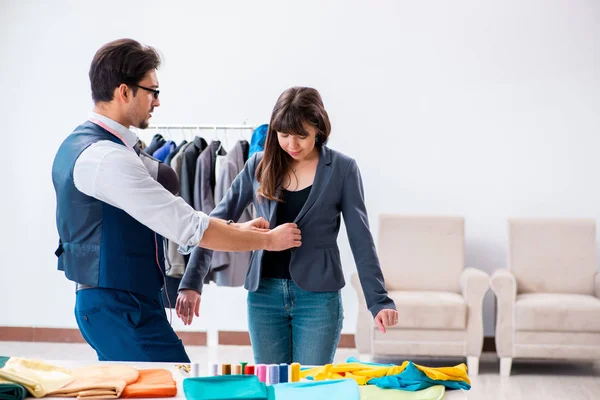 Professionele kleermaker die metingen doet voor formeel pak — Stockfoto