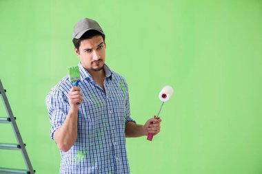 Genç ressam evde tadilat yapıyor. 