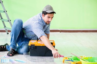 Genç adam evini yeniliyor. 