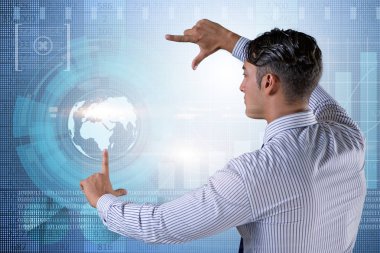 Businessman diyagramda sanal düğmeye basıyor