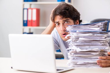 Çok fazla işi ve evrak işi olan yoğun bir çalışan.