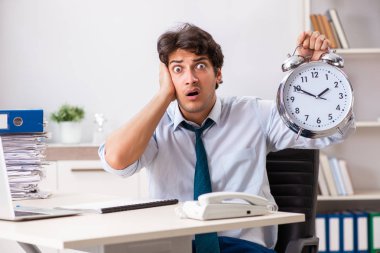 Çok fazla işi ve evrak işi olan yoğun bir çalışan.