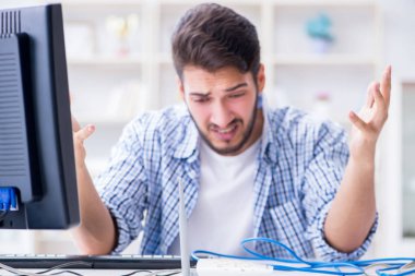 Hayal kırıklığına uğramış genç adam internetin zayıf çekmesi yüzünden
