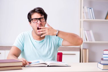 Genç yakışıklı öğrenci okul sınavlarına hazırlanıyor.