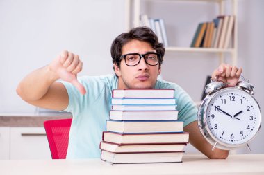 Genç yakışıklı öğrenci okul sınavlarına hazırlanıyor.