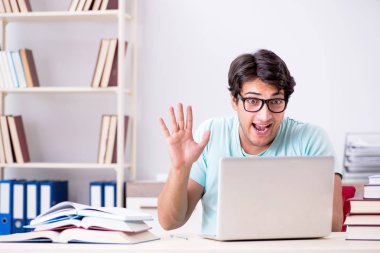 Tele-öğrenim konsepti genç öğrencisi