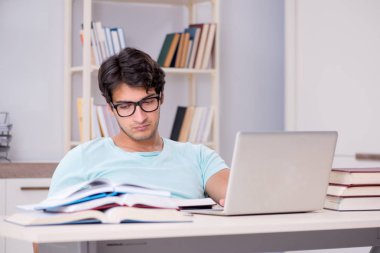 Tele-öğrenim konsepti genç öğrencisi