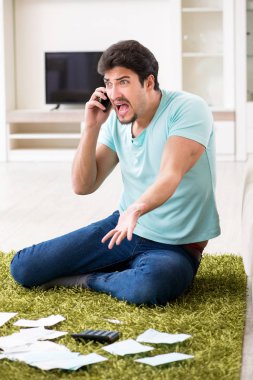 Genç adam kişisel finans ve faturalarla boğuşuyor.