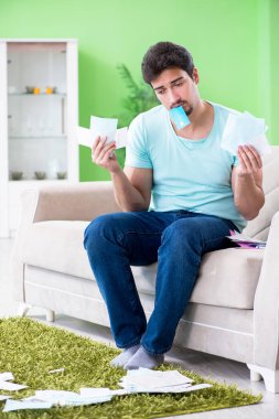 Genç adam kişisel finans ve faturalarla boğuşuyor.