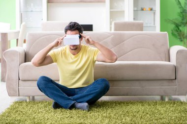 Sanal gerçeklik gözlüklü genç adam.