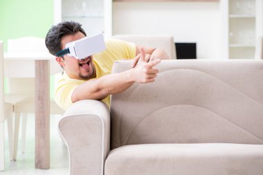 Sanal gerçeklik gözlüklü genç adam.