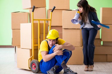 Kadın patron ve erkek müteahhit kutu teslimatında çalışıyor.