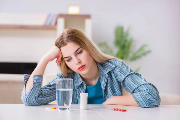 Femme prenant des pilules pour faire face à la douleur — Photo