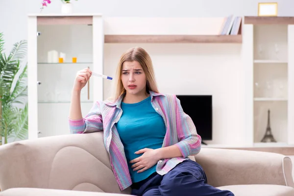 Jonge vrouw te weten komen over haar zwangerschap — Stockfoto