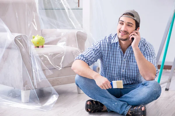 Joven pintor haciendo renovación en casa — Foto de Stock