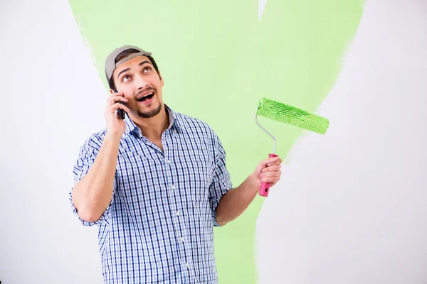 Joven pintor haciendo renovación en casa — Foto de Stock