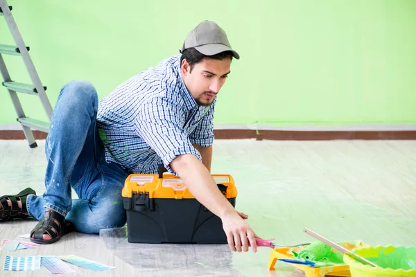 Молодий чоловік робить ремонт будинку — стокове фото