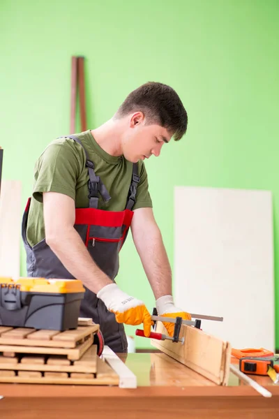 Jovem carpinteiro trabalhando em oficina — Fotografia de Stock