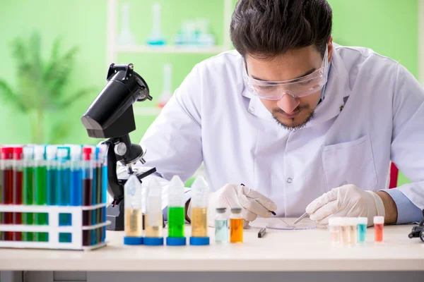 Homem químico que trabalha no laboratório — Fotografia de Stock