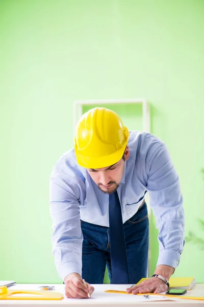 从事该项目的年轻男性建筑师 — 图库照片