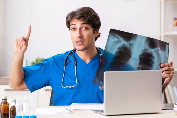 Médico radiologista masculino com raio-x pode imagem — Fotografia de Stock