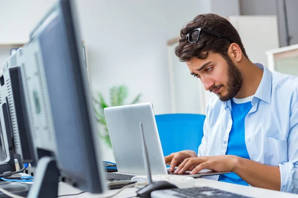 IT-Techniker schaut sich IT-Ausrüstung an — Stockfoto