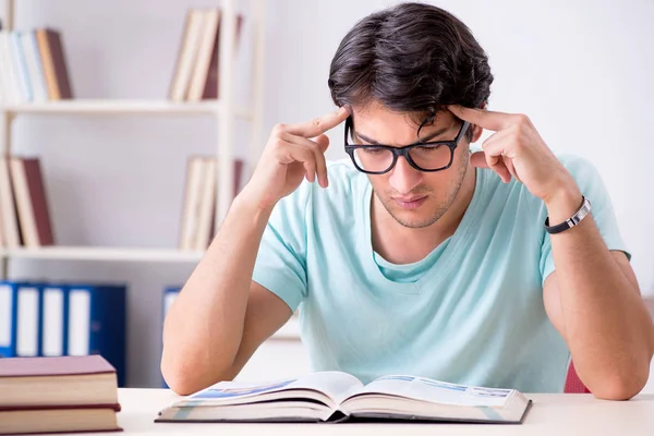 Jeune étudiant beau se préparant pour les examens scolaires — Photo