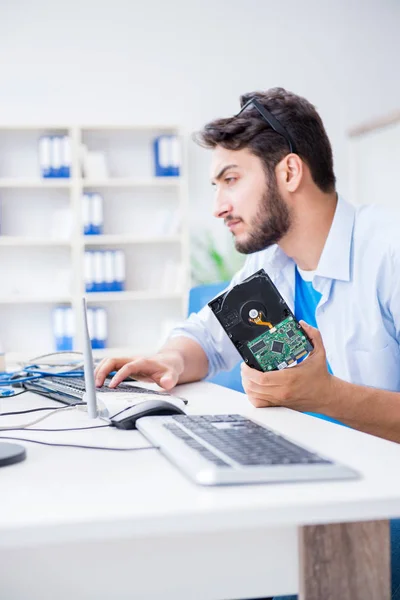 Técnico con disco duro roto —  Fotos de Stock