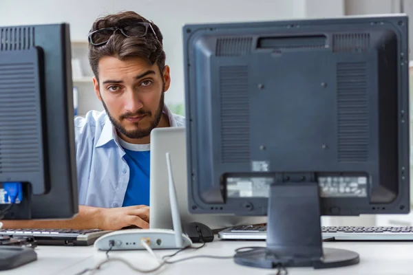 Técnico de TI mirando el equipo de TI — Foto de Stock