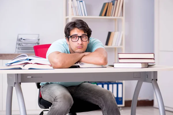 Jonge knappe student bereidt zich voor op schoolexamens — Stockfoto