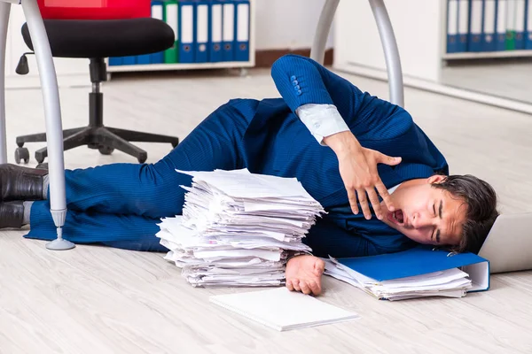 Cansado empresário exausto trabalhando horas extras no escritório — Fotografia de Stock