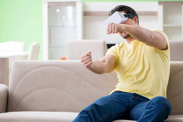 Jovem com óculos de realidade virtual — Fotografia de Stock