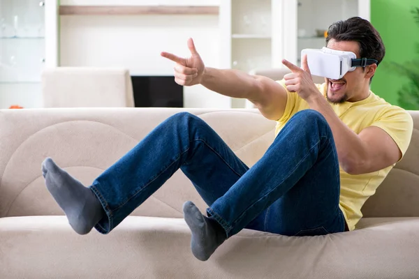 Young man with virtual reality goggles — Stock Photo, Image