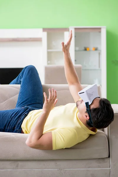 Jeune homme avec lunettes de réalité virtuelle — Photo