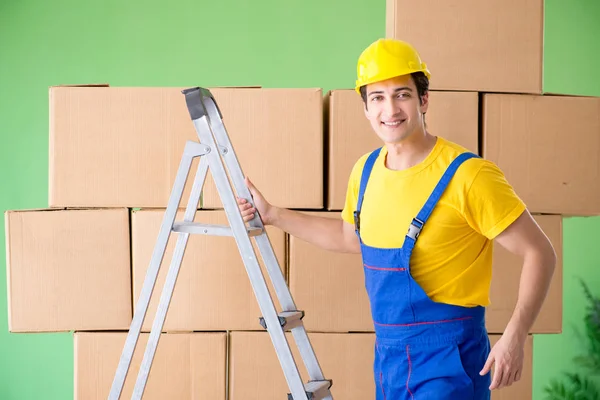 Mann arbeitet mit Boxen-Lieferung — Stockfoto