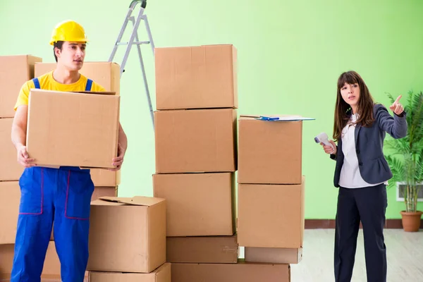 Mulher chefe e empreiteiro homem trabalhando com caixas de entrega — Fotografia de Stock