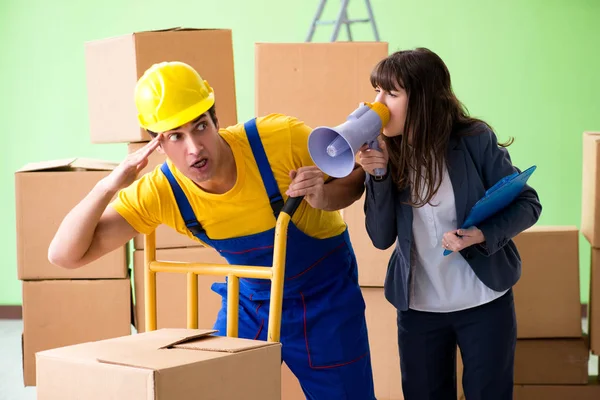 Mulher chefe e empreiteiro homem trabalhando com caixas de entrega — Fotografia de Stock