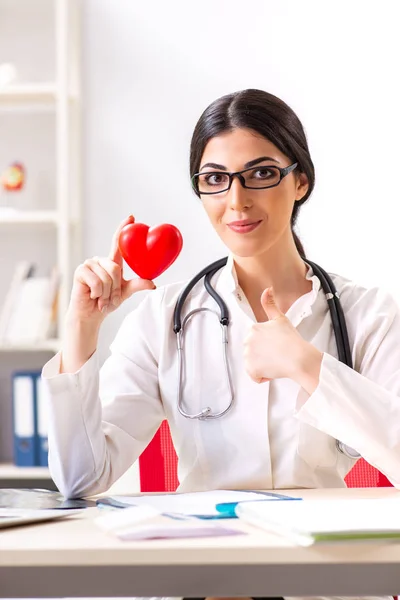 Jovem médico no conceito de cuidados cardíacos — Fotografia de Stock