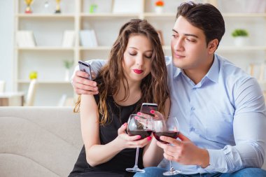 Genç çift romantik bir konseptte şarap içiyor.